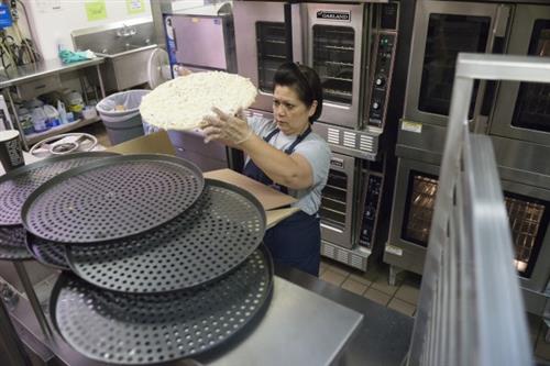 making pizza 